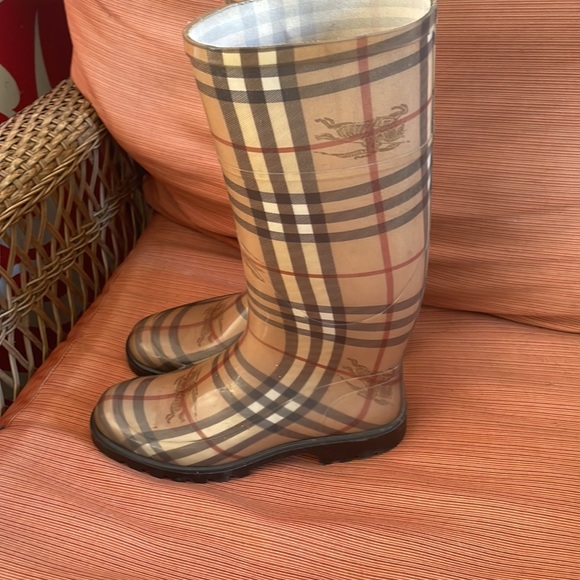 Classic Burberry rain boots - Picture 4 of 6